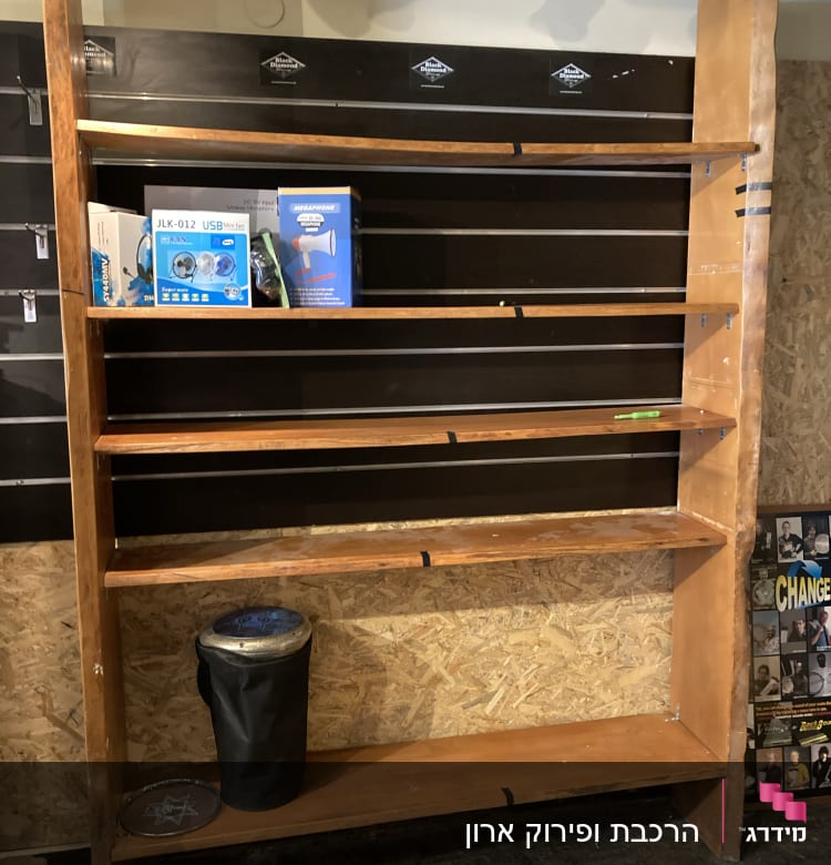 מדף עץ עם מוצרים וכלי עבודה